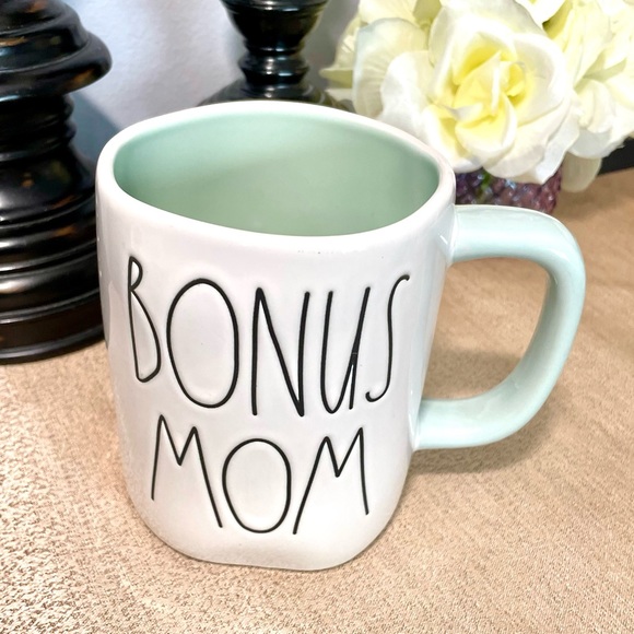 🆕Rae Dunn BONUS MOM Ceramic Mug - Picture 1 of 3